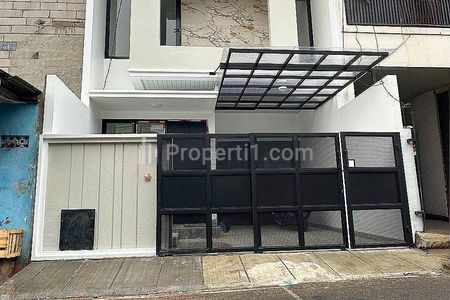 Jual Rumah Baru Bonus Kolam Renang di Mampang, Jakarta Selatan