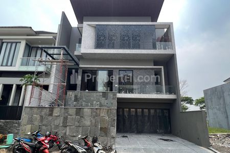 Jual Rumah 3 Lantai WATERFRONT, Selangkah dari CBD Citraland Surabaya & Ciputra University