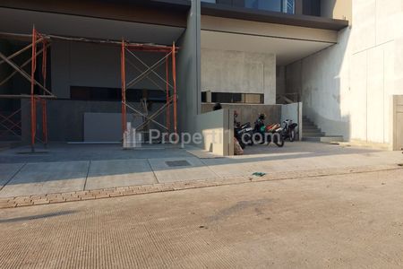 Jalan lebar Carport luas