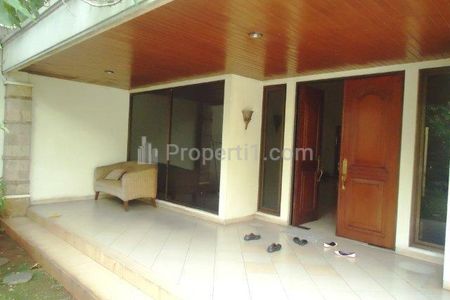Sewa Rumah Besar dan Hijau Dekat Area Bisnis di Jalan Pinang Raya, Jakarta Selatan