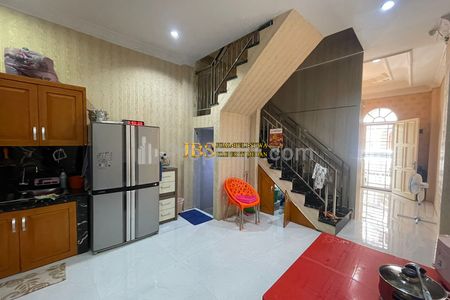 Dijual Rumah Hook 2,5 Tingkat di Komplek Cemara Asri Jalan Katalia Terrace 2 - Medan