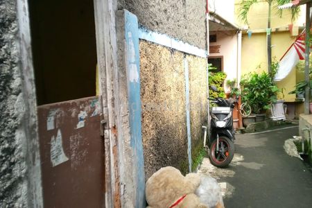 Dijual Cepat Rumah Cocok untuk Usaha Warung/Kontrakan Posisi Hoek di Pisangan Timur Jakarta Timur