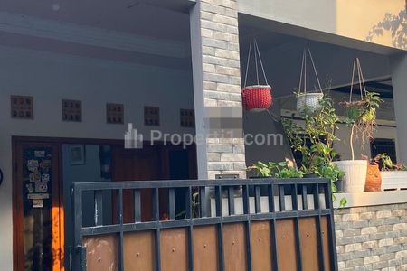 Disewakan Rumah Nyaman Dua Lantai di Kawasan Strategis Cimone Permai