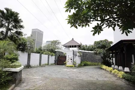 Disewakan Rumah Gaya Minimalis di Kawasan Senayan, 4 BR - Jakarta Selatan