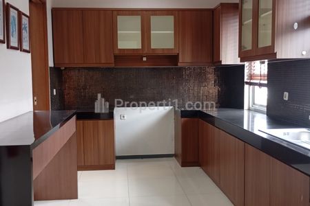 Sewa Rumah 3 Lantai + Rooftop Semi Furnished di Kebayoran Baru, Jakarta Selatan