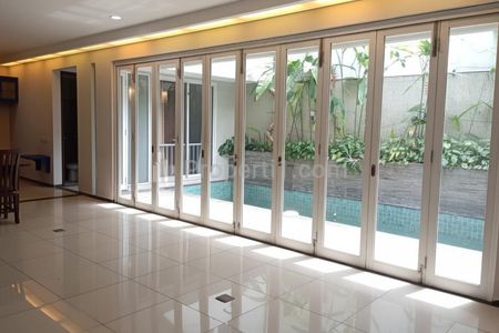 Disewakan Rumah 2 Lantai, Kondisi Furnished 5+1 Bedroom di Kebayoran Baru, Jakarta Selatan