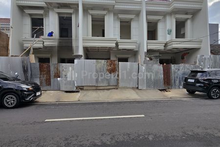 Jual Rumah Baru Design Classic Jalan Lebar di Cempaka Putih Jakarta Pusat