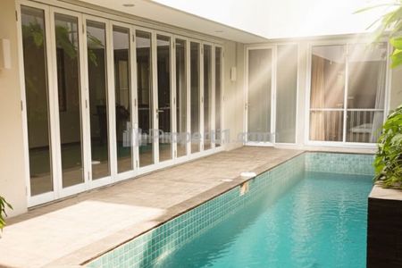 Disewakan Rumah 2 Lantai, Kondisi Furnished 5+1 Bedroom di Kebayoran Baru, Jakarta Selatan