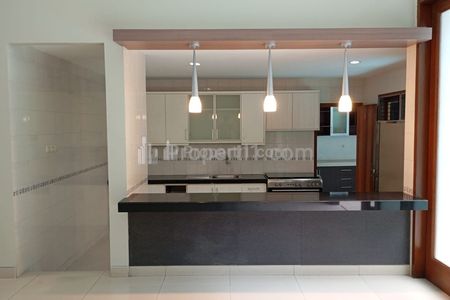 Disewakan Rumah Bangunan 2 Lantai Dengan 3+1 Bedroom, Unfurnished - Kebayoran Baru, Jakarta Selatan