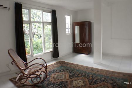 Disewakan Rumah Area Kemang 2 Lantai 3+1 Bedroom Kondisi Semi Furnished - Jakarta Selatan
