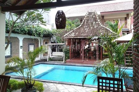 Jual Cepat Guest House Mewah dan Strategis dengan Kolam Renang di Sleman Yogyakarta