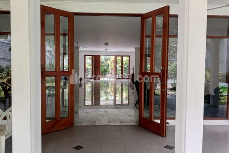 Sewa Rumah Siap Huni dengan Kolam Renang Pribadi di Area Kemang, Jakarta Selatan - 7+2 Bedroom, Unfurnished