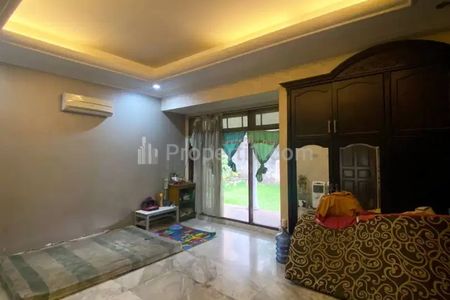 Dijual Rumah Siap Huni di Area Mampang Jakarta Selatan, Tipe 12 Bedroom