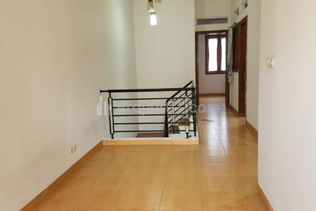 Disewakan Rumah di Area Kebayoran Baru 3+1 BR Unfurnished - Jakarta Selatan