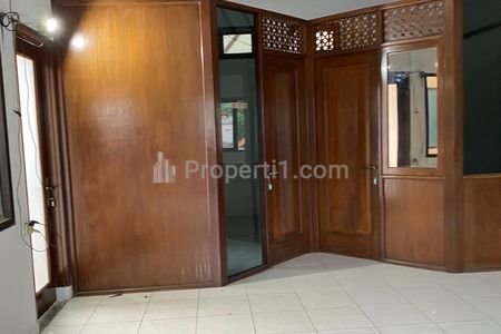 Disewakan Rumah 3 Lantai di Area Kemang dengan Rooftop Area - Jakarta Selatan