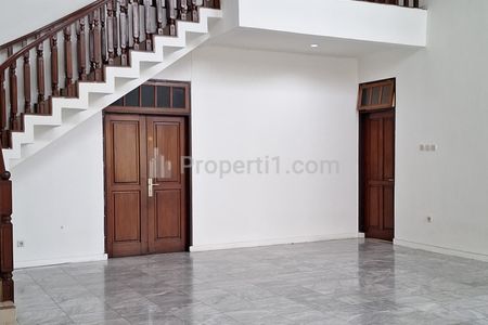 Disewakan Rumah dengan Kolam Renang Pribadi, 5+1 BR - Area Cipete, Jakarta Selatan