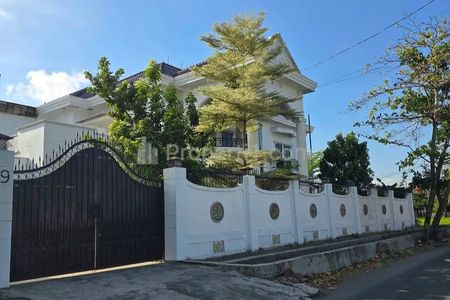 Jual Rumah Mewah Eropa Kolam Renang Pinggir Jalan Wirosaban Yogyakarta