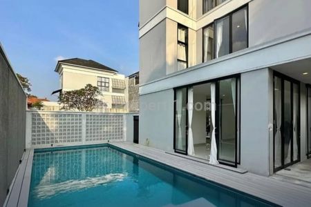 Dijual Rumah Mewah Area Jeruk Purut, Jakarta Selatan dengan 3 Kamar Tidur dan Kolam Renang Pribadi