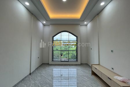 Disewakan Ruko 3,5 Tingkat di Komplek Hilton Residence Jalan Pembangunan III (Daerah Krakatau)