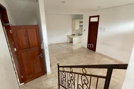 Disewakan / Jual Rumah 2 Lantai, 6+1BR Area Gandaria - Jakarta Selatan
