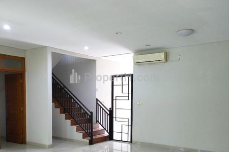 Disewakan Rumah 2 Lantai dengan Fasilitas Private Pool di Area Kemang - Jakarta Selatan