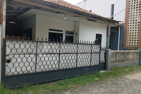 Dikontrakkan Rumah Dekat Terminal Laladon Bubulak Masuk Mobil Bisa Parkir Dalam Strategis & Murah di Ciomas, Bogor