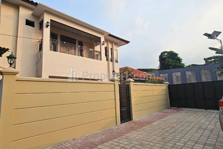 Jual Rumah di Bawah Pasaran Full Renovasi, Garasi dan Carport 6 Mobil, 200 Meter ke Jln Radio Dalam Raya, Jakarta Selatan