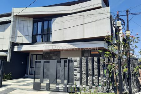 Jual Rumah di Manyar Indah Surabaya, Service Area Terpisah dan Smart Door Lock Terpasang, Lokasi Dekat Sekolah dan Kampus Terkenal