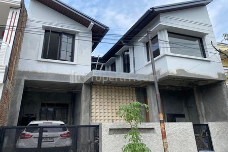 Jual Rumah Gaya Kontemporer 4 Kamar Tidur 2 Kamar Mandi Carport dekat Taman Komunitas di Arcamanik Bandung