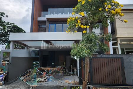 Dijual Rumah Baru Citraland Woodland Surabaya - Bonus Private Lift, Semi Furniture Modern - Carport LUAS 4 Mobil Siap Huni Dekat Kampus