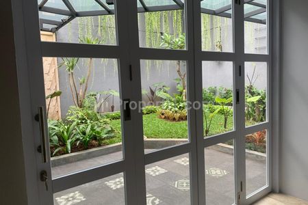 Sewa Rumah Siap Huni 4 BR, Luas 412 Meter Bangunan 450 Meter, Dua Lantai di Pondok Indah, Kebayoran Lama, Jakarta Selatan