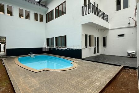Jual Rumah di Kemang, Jakarta Selatan - 5+2 Kamar Tidur Sertifikat SHM