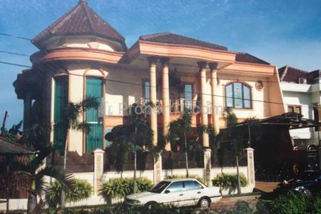 Dijual Rumah Sultan Klasik Plus Swimming Pool Termurah di Meruya Jakarta Barat