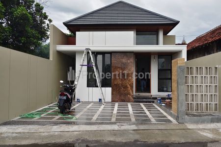 Dijual Rumah Modern Dekat Pasar Gentan di Jl Kaliurang Km 10, Sleman