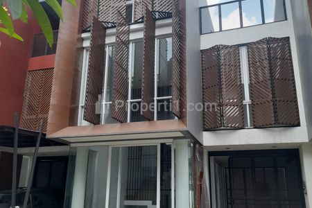 Jual Rumah Townhouse 4 BR di Pejaten, Dekat Pejaten Village, TB Simatupang, Margasatwa Raya, Buncit, Kemang, Ampera, Pasar Minggu, Jakarta Selatan