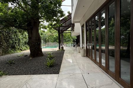 Jual Rumah di Kemang, Jakarta Selatan - 5+3 Kamar Tidur Ada Kolam Renang