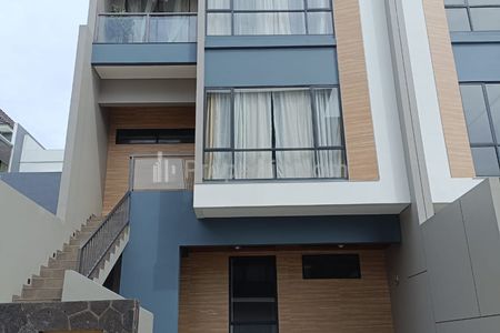 Dijual Rumah Baru 3 Lantai Siap Huni di Setra Duta Royal Grande Bandung