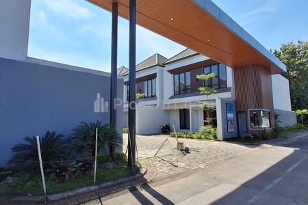 Dijual Rumah Mewah 2 Lantai Timur Jl Kaliurang Km 7,5, Condongcatur, Depok, Sleman