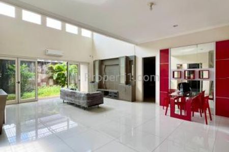 Disewakan Murah Rumah Luas di Cluster Orlanda Alam Sutera ! 4 Kamar Tidur Furnished - Strategis