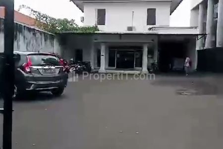 Jual Bangunan Eks Kantor Tanah 720 m2 Muka 15 Meter Super Strategis Super Murah di Kawasan Perkantoran dan Pertokoan Jalan Matraman Raya Jakarta Timur