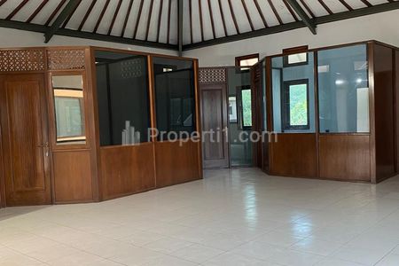 Disewakan Rumah 3 Lantai, Lokasi Pinggir Jalan (cocok untuk Usaha) - Kemang, Jakarta Selatan