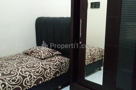 Spring bed, sprei 2 set, lemari kayu