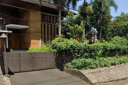 Dijual Cepat Rumah Gaya Tropis di Dago Bandung