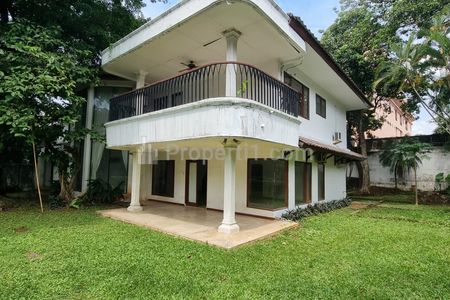 Sewa Rumah di Kemang Timur, Jakarta Selatan - Halaman Luas & Ada Kolam Renang