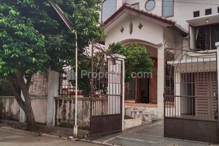 Dijual Rumah 2 Lantai Dalam Komplek di Belakang Living Plaza Cinere
