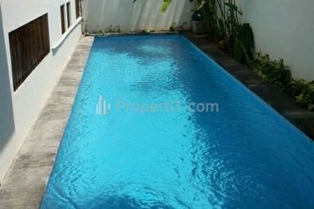 Disewakan Rumah 2 Lantai dengan Private Pool, 4BR Lokasi Strategis di Area Kemang - Jakarta Selatan