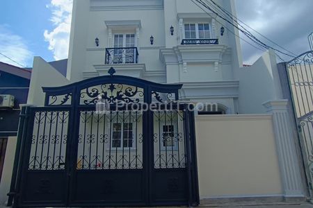 Dijual Rumah Mewah American Classic di Joglo, Dekat Puri Indah, Jakarta Barat - SHM & IMB Lengkap 