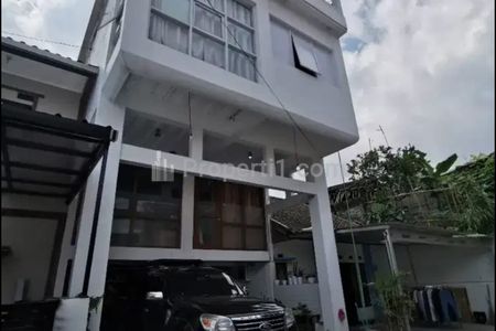 Jual Rumah Elegan 4 Lantai Full Furnish Lux - di Bawah Harga Pasaran di Cihanjuang Rahayu Bandung Barat