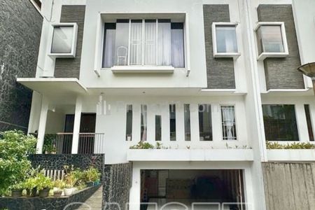 Disewakan Rumah Townhouse Modern di Kebayoran Baru Jakarta Selatan Std640