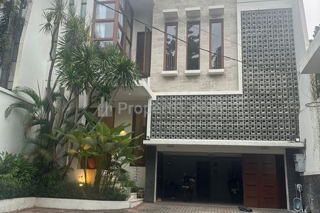 Sewa Rumah di Kemang Selatan, Jakarta Selatan - 5 Kamar Tidur Ada Kolam Renang & Taman